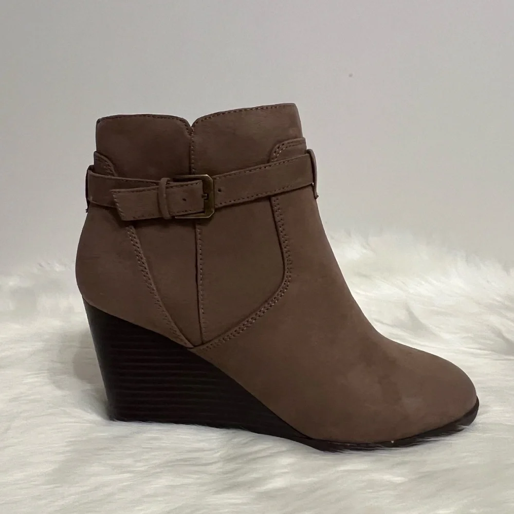 Market & Spruce Womens Taupe Serah Suede Heel Booties Boots Size 7.5 NWOB